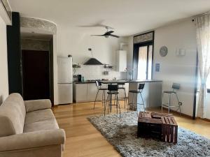 a living room with a couch and a kitchen at Appartamento Dante in Seregno