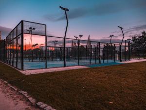 une cage de combat dans un parc au coucher du soleil dans l'établissement Ole Sereni, à Nairobi