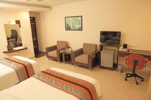 TV a/nebo společenská místnost v ubytování Click Hotel Yuvraj