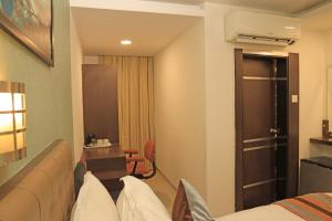 Postel nebo postele na pokoji v ubytování Click Hotel Yuvraj