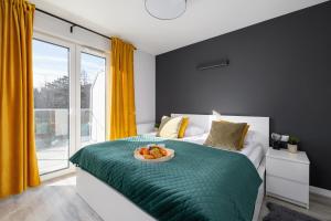 sypialnia z łóżkiem z talerzem owoców w obiekcie Szymony Apartments Zakopane with SPA & Parking by Renters w Zakopanem