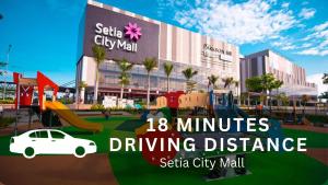 eine Ausstellung eines Einkaufszentrums mit einem Auto auf einem Spielplatz in der Unterkunft Smile Hotel Shah Alam ICity in Shah Alam