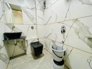 ラージコートにあるHotel Royal Eliteのバスルーム(トイレ、洗面台付)