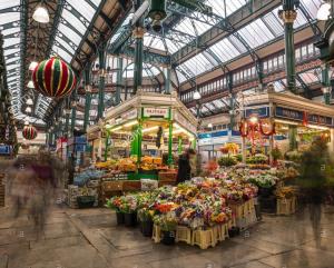 um mercado interior com flores e frutas e legumes em Large 4 Bedroom Home, Close To Leeds City Centre em Kirkstall