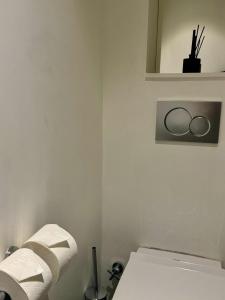 - une salle de bains avec 2 rouleaux de papier toilette et un miroir dans l'établissement Hotel Dupond-Smith, à Paris