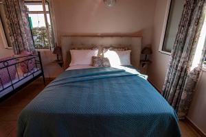 Una cama o camas en una habitación de Forti Retreat Georgia