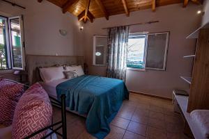 1 dormitorio con 1 cama en una habitación con ventanas en Forti Retreat Georgia en Kariotes