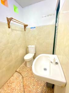 Kopalnica v nastanitvi Sonosewu Guesthouse Syariah