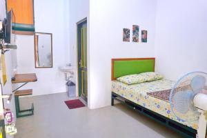 Postelja oz. postelje v sobi nastanitve Sonosewu Guesthouse Syariah