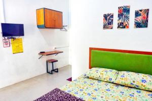 Postelja oz. postelje v sobi nastanitve Sonosewu Guesthouse Syariah