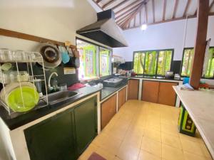 Kuhinja oz. manjša kuhinja v nastanitvi Sonosewu Guesthouse Syariah