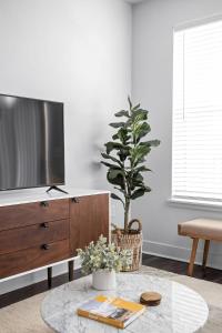 Et tv og/eller underholdning på CozySuites Nora 2BR next to Whole Foods