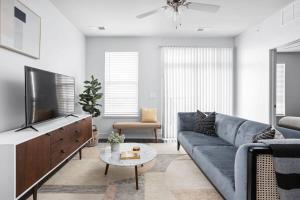 Et tv og/eller underholdning på CozySuites Nora 2BR next to Whole Foods