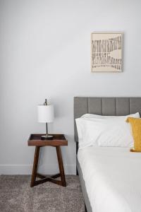 Voodi või voodid majutusasutuse CozySuites 2BR Modern Apt near the Fashion Mall toas +20 fotot