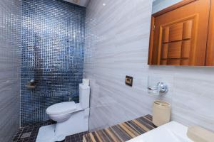 Vannas istaba naktsmītnē Chic & Spacious : 3BR Apartment in Central Rabat