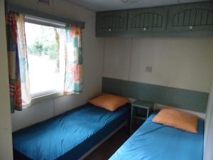 CAMPING LES PAILLOTES客房内的一张或多张床位