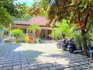 Vrt pred nastanitvijo Sonosewu Guesthouse Syariah