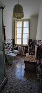 Baño sucio con 2 lavabos y 2 aseos en affittacamere Monte inni, en Ozieri