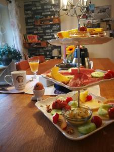 a table with two plates of food on a table at Gästehaus Nord-West 1700 - Einzelzimmer "Düne" in Steenfeld