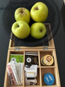 una cesta de manzanas sentada sobre una mesa en SevenEleven Apartments en Chernivtsi