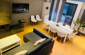 een woonkamer met een bank en een tafel bij ALCOSSEBRe VILLA DULCINEA 2023 in Alcossebre
