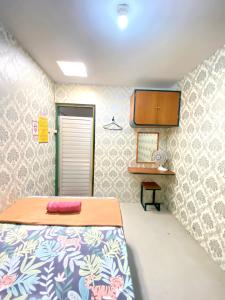 Postelja oz. postelje v sobi nastanitve Sonosewu Guesthouse Syariah