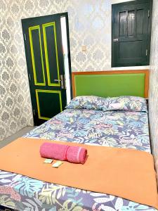 Postelja oz. postelje v sobi nastanitve Sonosewu Guesthouse Syariah