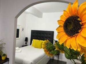 Cette chambre dispose d'un lit avec un grand tournesol. dans l'établissement A 20 pasos del Museo Picasso, à Malaga