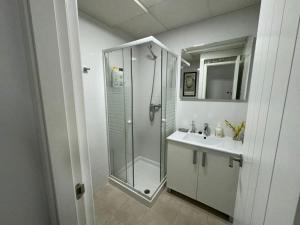 a bathroom with a shower and a sink at A 20 pasos del Museo Picasso in Málaga