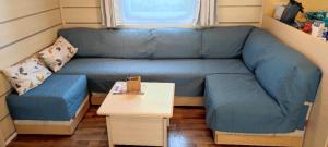Ein Sitzbereich in der Unterkunft MOBIL HOME 43 dans Camping 4 Etoiles