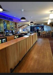 eine Bar mit einer Holztheke in einem Restaurant in der Unterkunft MOBIL HOME 43 dans Camping 4 Etoiles in Gastes