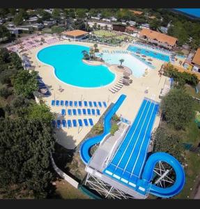 Der Swimmingpool an oder in der Nähe von MOBIL HOME 43 dans Camping 4 Etoiles