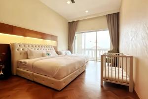 Straits Quay Marina Suites في Tanjong Tokong: غرفة نوم بسرير كبير ونافذة