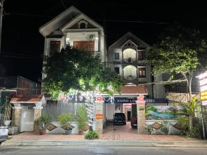 a house with a parking lot in front of it at Nhà nghỉ Xuân Long - Xuan Long gues - Tỉnh Điện Biên in Ban Hin Lom