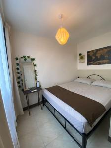 1 dormitorio con cama, espejo y lámpara en San Pablo Tropical Transient House, en San Pablo