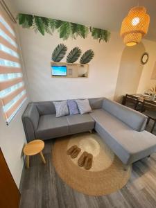 - un salon avec un canapé et une table dans l'établissement San Pablo Tropical Transient House, à San Pablo
