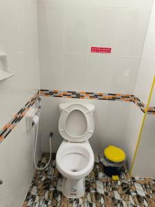 a bathroom with a toilet with a sign on the wall at SB Betong ห้องพักรายวัน in Betong