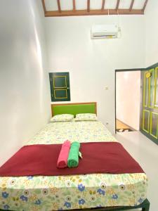 Postelja oz. postelje v sobi nastanitve Sonosewu Guesthouse Syariah