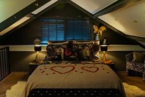 Un dormitorio con una cama con corazones pintados. en Seventh Heaven en Groesbeek