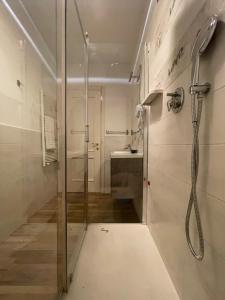La salle de bains est pourvue d'une douche et d'un lavabo. dans l'établissement La Stamperia, à Rome
