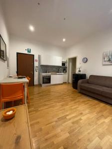 un salon avec un canapé et une table dans l'établissement La Stamperia, à Rome