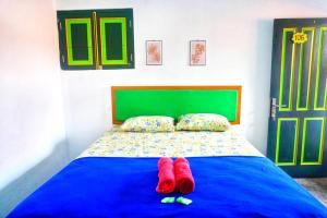 Postelja oz. postelje v sobi nastanitve Sonosewu Guesthouse Syariah