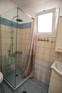 baño con ducha y puerta de cristal en Forti Retreat Georgia en Kariotes