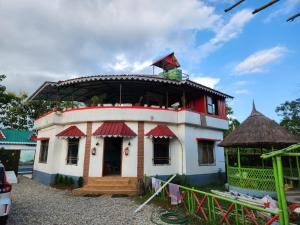 uma pequena casa com um telhado em cima em Bonobithikaloy Resort & Restaurant em Chālsa Mahābāri