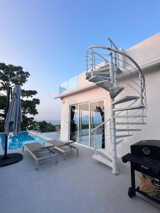 Bazén v ubytovaní NEW La Vida Villa 270° rooftop Seaview alebo v jeho blízkosti