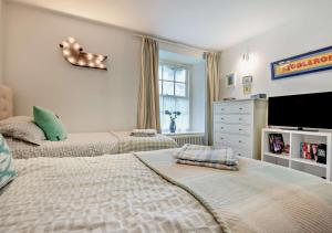 um quarto com 2 camas e uma cómoda em Glenview - St. Breward em Saint Breward