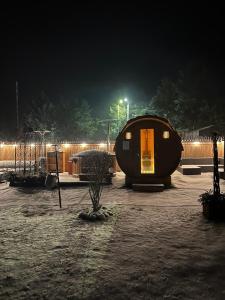 グダニスクにあるCentrum Wypoczynkowe Karmanの夜間の駐車場内の大きな木造建築