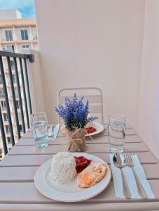 dos platos de comida en una mesa en un balcón en Saekyung Condominium en Lapu Lapu City