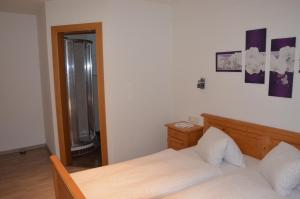 A bed or beds in a room at Gästezimmer Peterbauer