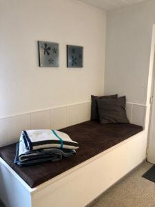 - un lit avec 2 oreillers dans l'établissement Apartment am Rheinsteig - a84084, à Geisenheim